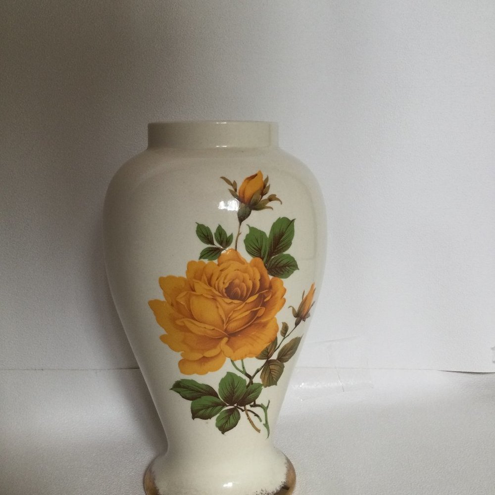 Beautiful Vase with yellow Rose flower 9.5" tall gold gilded bottom rim